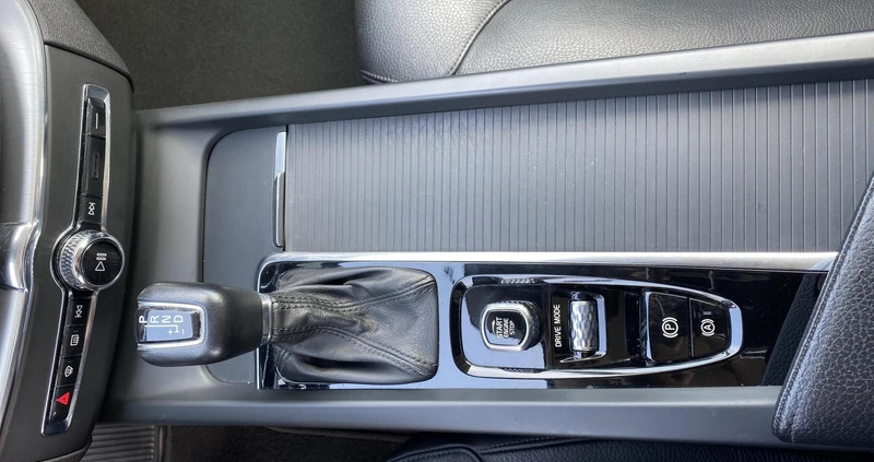 Volvo XC 60 cena 114900 przebieg: 126600, rok produkcji 2018 z Gdańsk małe 211